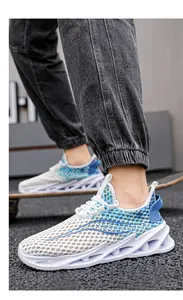 Primer plano de zapatillas de malla para hombre con suelas gruesas huecas sobre un skate