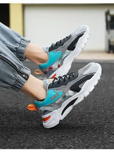 Dettaglio delle scarpe da corsa da uomo in rete traspirante con accenti blu e arancio