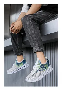 Vista detallada de zapatillas transpirables para hombre con suelas gruesas onduladas.