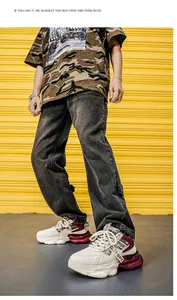 Street-Style-Foto von klobigen Leder-Sneakern für Herren mit wasserdichtem Design.