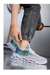 Vista detallada de zapatillas flyknit transpirables para hombre con suela gruesa acolchada