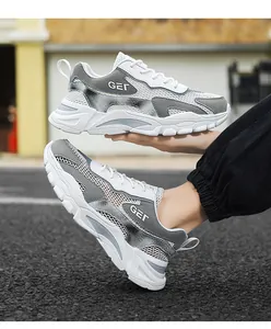 Dettaglio laterale di scarpe da corsa da uomo in mesh traspirante grigio e bianco
