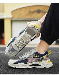 Dettaglio ravvicinato di scarpe da corsa in mesh traspirante da uomo con accenti