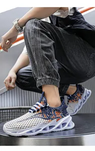 Primer plano de zapatillas de malla flyknit transpirables para hombre en sitio industrial