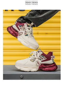 Seitenansicht von klobigen Sneakern in Creme und Burgund mit gemusterten Details
