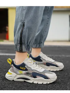 Vista laterale di scarpe sportive in mesh traspirante per uomo indossate all'aperto