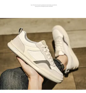 Vue détaillée des baskets décontractées en cuir blanc pour hommes avec semelle EVA.