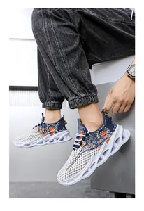 Zapatillas de malla transpirable para hombre con suelas gruesas y detalles naranjas.