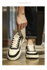 Gros plan de baskets décontractées en cuir noir et blanc pour hommes avec semelle EVA.