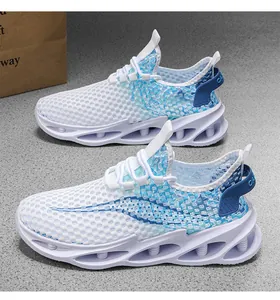 Vista detallada de zapatillas de malla para hombre con degradado azul y suela gruesa