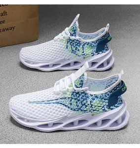 Detalle de zapatillas de malla blanca transpirable con suelas huecas amortiguadoras