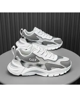 Scarpe sportive da uomo in mesh traspirante bianco e grigio con suola spessa