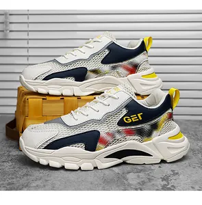 Vista dettagliata delle sneakers in mesh bianco traspirante con accenti blu navy e gialli
