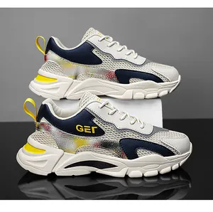 Dettaglio di scarpe sportive in rete traspirante bianca con accenti gialli