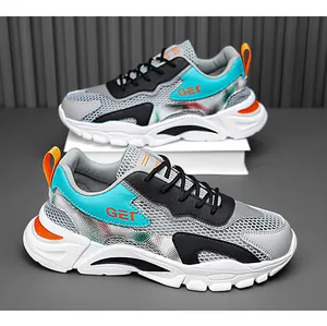 Dettaglio delle sneakers sportive traspiranti in rete grigia da uomo con suole spesse