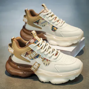 Trendige klobige Herren-Sneaker mit Ethno-Mustern und dicken transparenten Sohlen