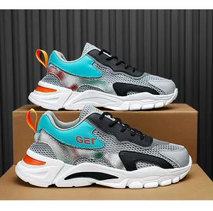 Vista dettagliata del mesh traspirante e del design multicolore su queste scarpe uomo