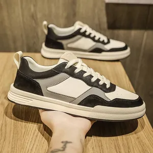 Baskets décontractées en cuir pour hommes avec un design élégant en blocs de couleurs.