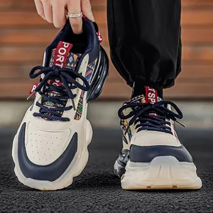Trendige klobige Herren-Sneaker in Creme und Marineblau mit wasserfestem Leder