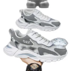Scarpe da corsa in mesh traspirante da uomo in bianco e argento con suola spessa