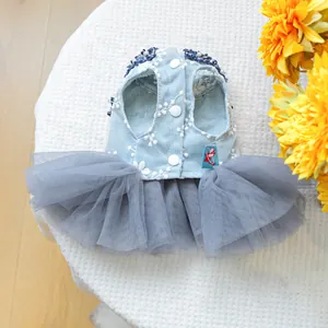 Mooie prinsessenjurk voor puppy van denim en grijze tulerok met parels en borduurwerk.