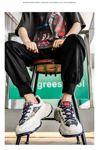 Κοντινό πλάνο των μοντέρνων ανδρικών sneakers με μοναδικά έθνικ μοτίβα και σχέδια