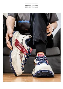 Λεπτομερής προβολή ανδρικών sneakers με χοντρή σόλα και υφαντά σχέδια.