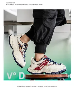 Λεπτομερής πλάγια όψη των κομψών ανδρικών sneakers με εθνικά μοτίβα και σόλα