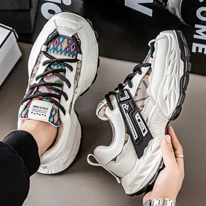 Ανδρικά chunky sneakers με πολύχρωμα έθνικ σχέδια και χοντρές λευκές σόλες ύψους