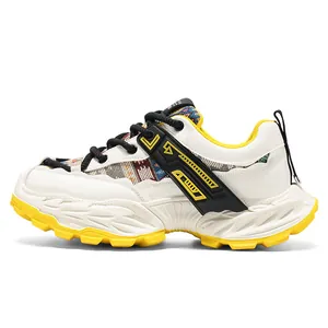 Κομψά λευκά και κίτρινα ανδρικά chunky sneakers με χοντρές σόλες πλατφόρμα και σχέδια