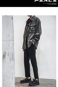 Hombre con zapatillas deportivas de gamuza negra en un estilo urbano moderno