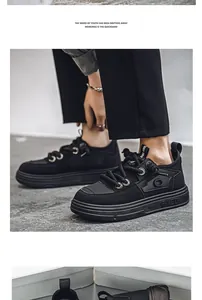 Detalle de primer plano de la textura de las zapatillas de plataforma de gamuza negra con cordones