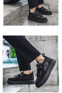 Detalle de zapatillas de ante negro en escaleras de hormigón para un estilo urbano