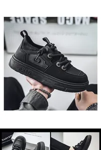 Detalle de zapatillas casuales de ante negro con un sistema de cordones único y moderno