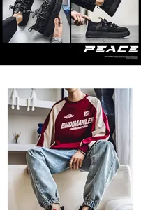 Primer plano de zapatillas de ante negro y modelo con sudadera roja y pantalón de mezclilla.