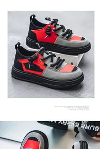 Detalle de cerca de zapatillas de gamuza roja y gris con suelas gruesas y modernas