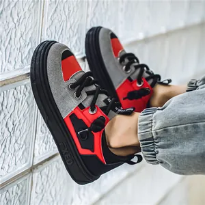 Baskets de sport en daim rouge et gris avec semelle noire épaisse et logo RXED