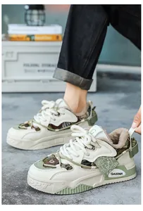 Nahaufnahme von Retro-Camouflage-Sneakern mit warmem Fleecefutter und dicken Sohlen.