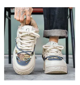 Nahaufnahme von Retro-Camouflage-Sneakern für Herren mit warmem Kunstfellfutter