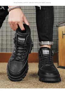 Primer plano de botas Martin negras forradas con cremallera lateral y suelas gruesas.