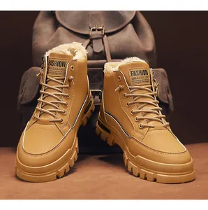 Detalle de las botas Martin color camel forradas de piel sintética para el invierno