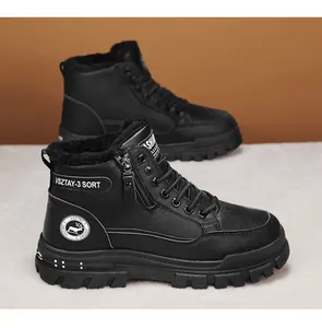 Primer plano de botas de invierno de cuero sintético con forro de piel y cremallera.