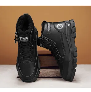 Primer plano de botas Martin de invierno negras con forro de felpa y suela gruesa