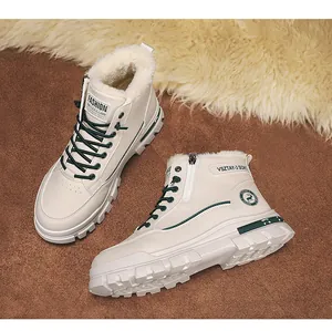 Botas Martin crema con forro polar cálido, suelas gruesas de caucho y cordones verdes.