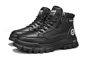 Vista detallada de las botas Martin negras con forro polar cálido y cremallera lateral