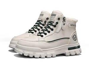 Detalle de botas de invierno altas beige con cordones verdes y forro cálido de piel