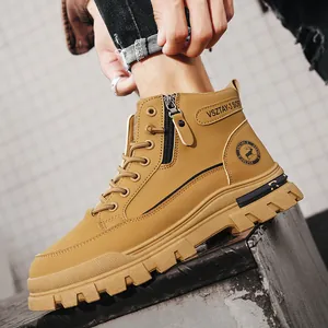 Botas Martin de hombre con suela gruesa en color arena, para trabajo y casual