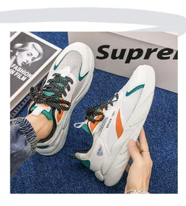 Dettaglio scarpe casual traspiranti da uomo con eleganti accenti arancio e verdi