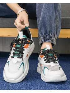 Sneaker basse traspiranti da uomo con suola spessa e accenti arancioni e verde teal