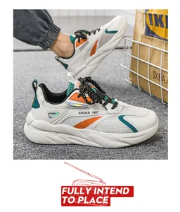 Visione dettagliata di sneaker bianche da uomo con accenti arancioni e texture mesh